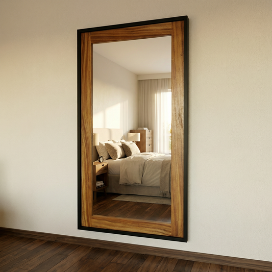 Espejo gigante decorativo de chapa de parota, en pared dentro de una recámara.